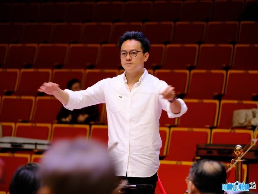 Hình ảnh nhạc trưởng Trần Nhật Minh đang chỉ huy dàn nhạc