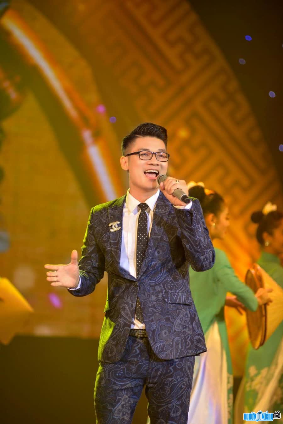Image of singer Han Minh Tu on stage