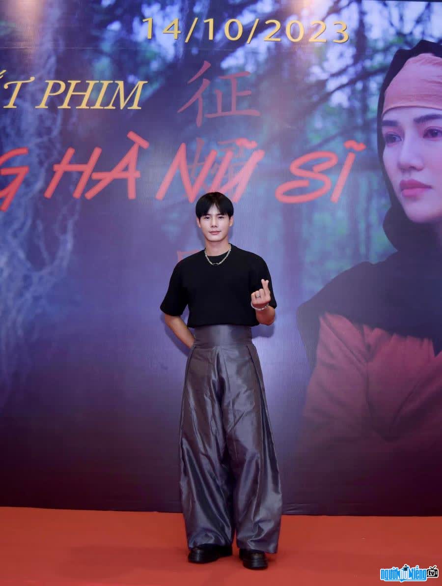 Hình ảnh diễn viên Quốc Toàn tại buổi ra mắt phim Hồng Hà Nữ Sĩ