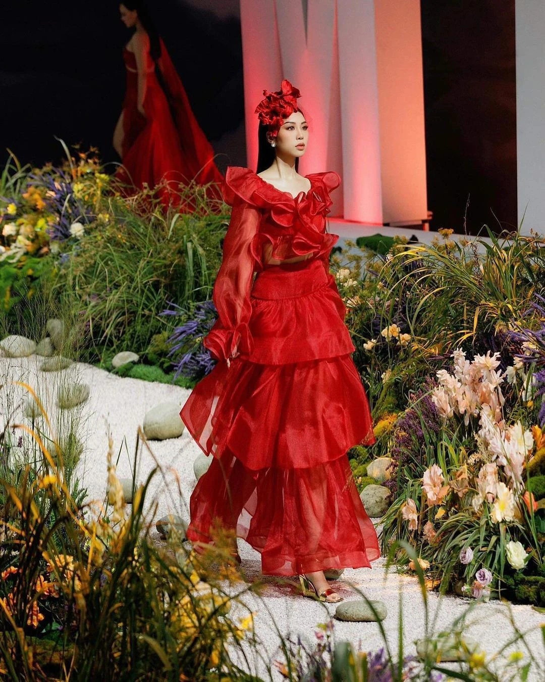 Image of Miss Do Thi Lan Anh confidently performing on the catwalk