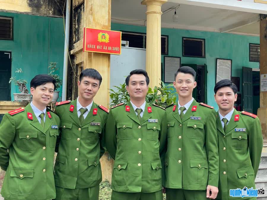 Image of actor Trieu Duong and the cast of the movie Street in the Village