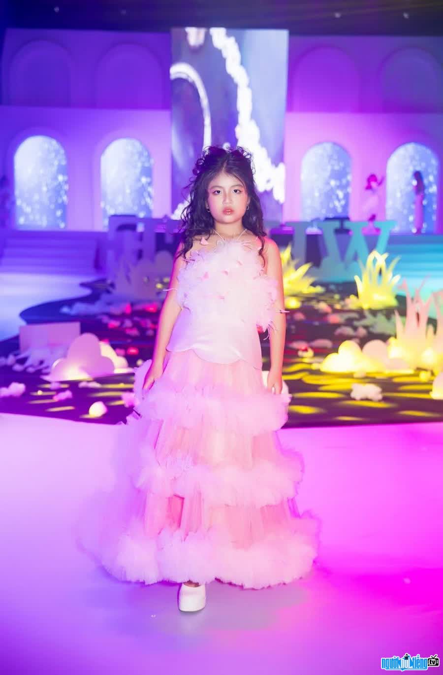 Image of child model Minnie Cindy at a fashion show