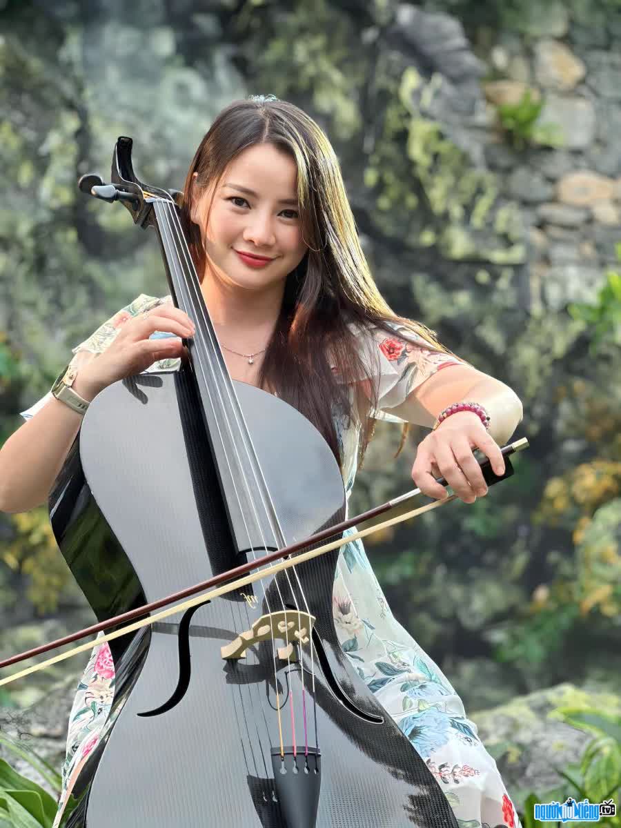 Image of artist Ha Mien playing the cello