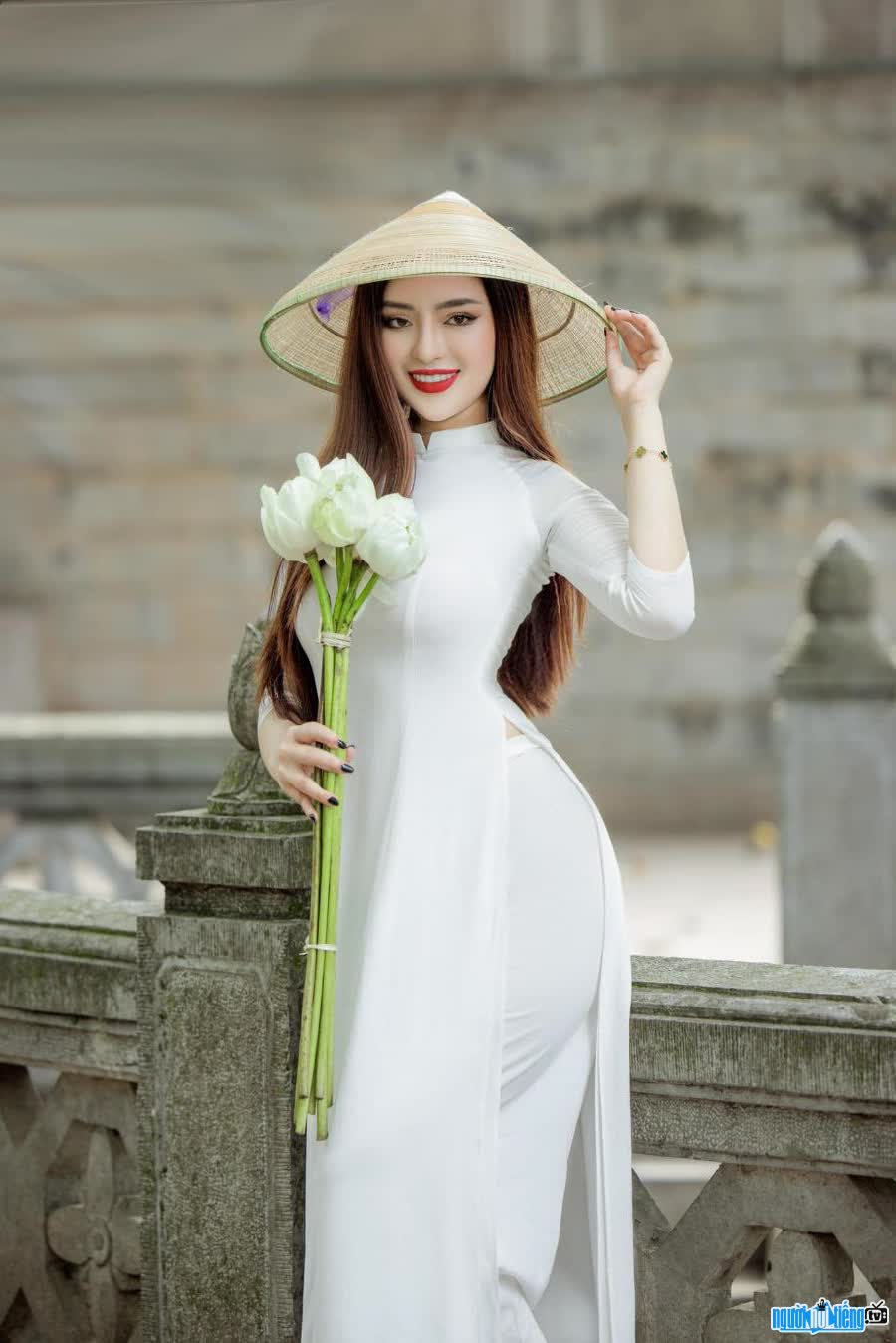 Hình ảnh diễn viên Juliee Uyên đẹp tinh khôi với áo trắng dài