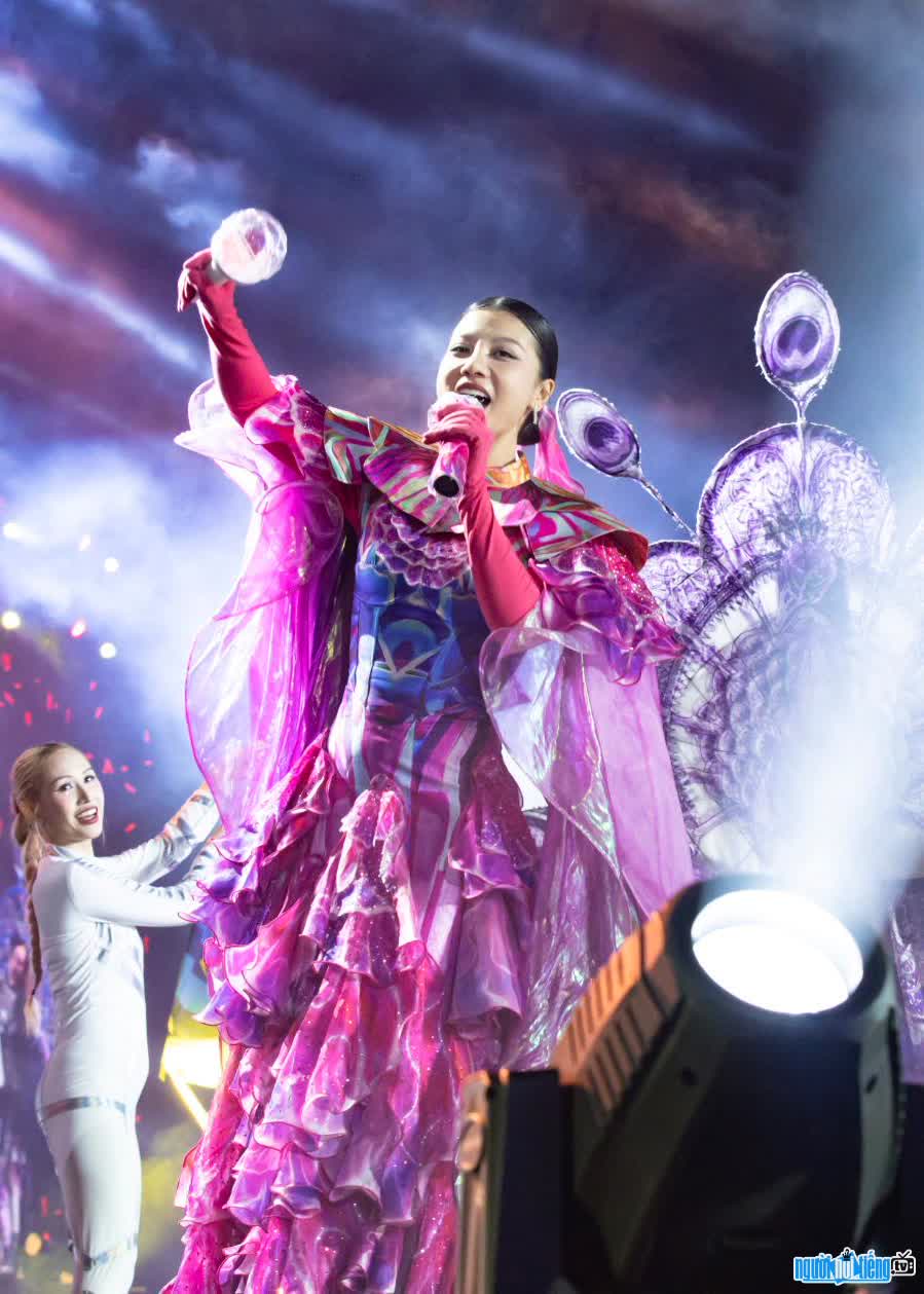 Glass Jellyfish mascot image revealed to be female singer Phuong Vu