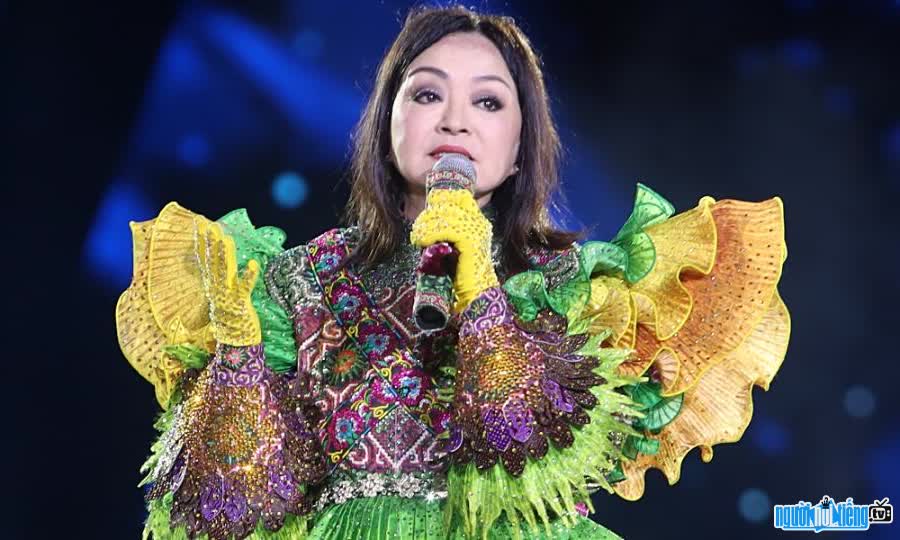 Old Northwest mascot revealed her identity as famous singer Huong Lan