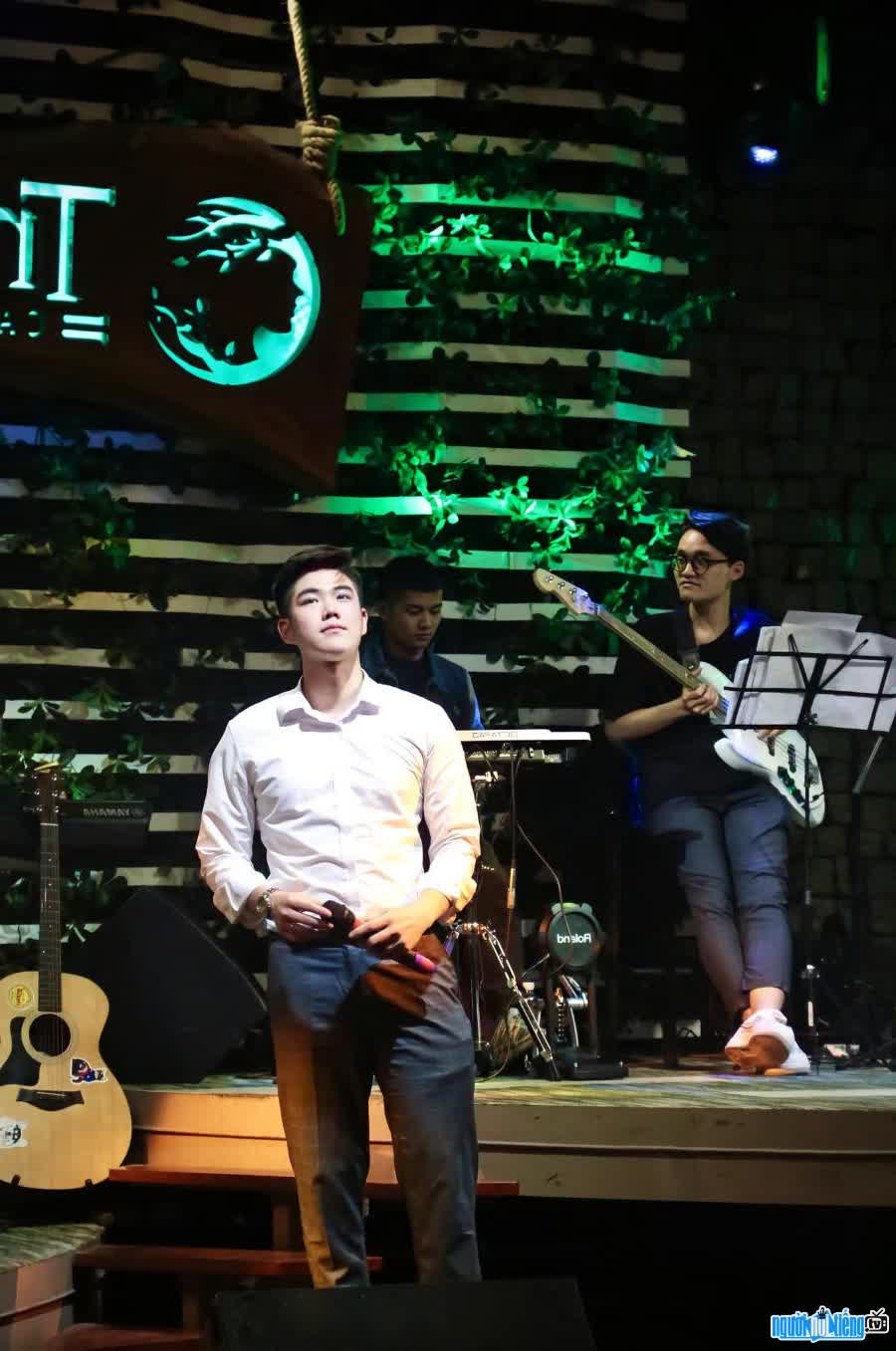 Hình ảnh ca sĩ Linh Sung biểu diễn trên sân khấu
