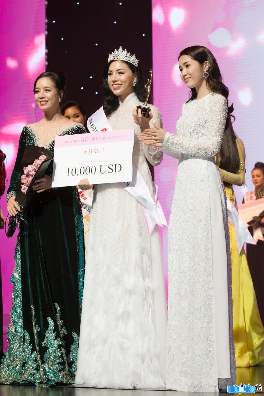 Nguyen Thu Huong was crowned 2nd runner-up of Miss Ao Dai 2019 contest