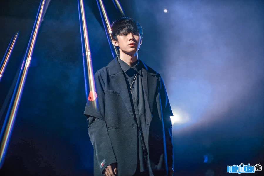 Hình ảnh rapper Nguyễn Đắc Nhật Hoàng trên sân khấu