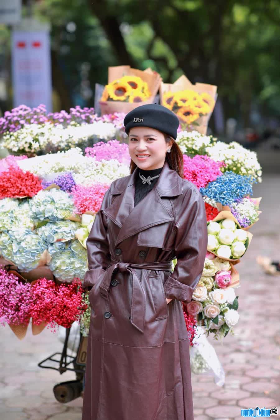 Image of singer Phan Hai Ly with flowers