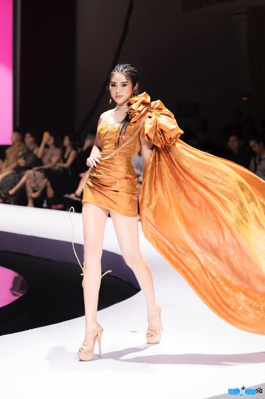 Image of runner-up Chu Thi Anh confidently striding on the fashion catwalk