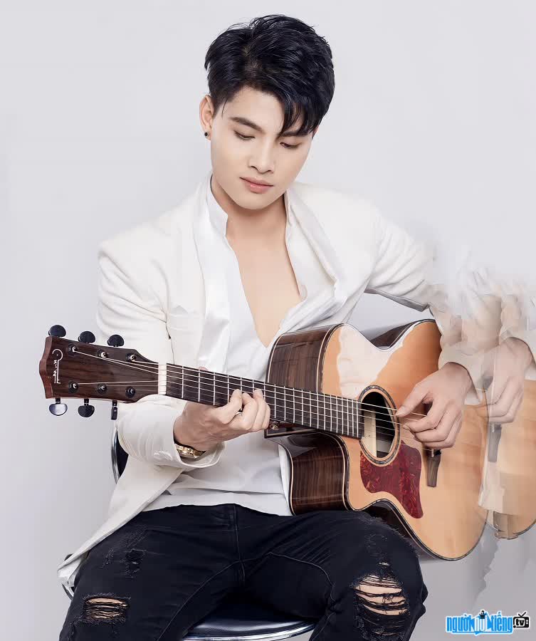 Singer Tran Manh Cuong studies Guitar at the Central University of Art Education