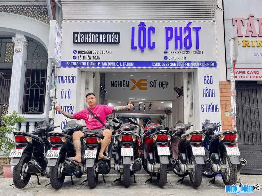 Tiktoker Le Thien Toan is known for his hobby of collecting cars with beautiful license plates