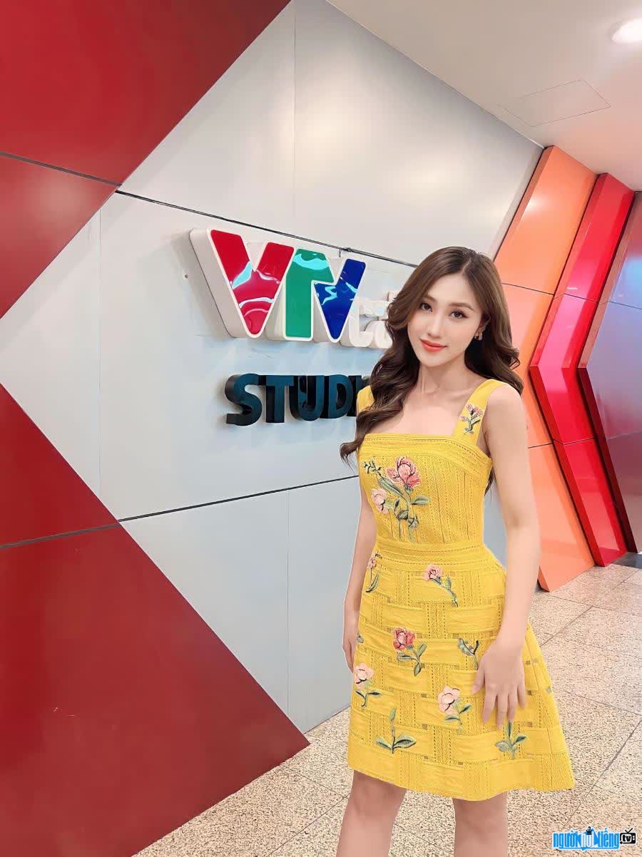 Tu Uyen attracts new audiences with her beautiful beauty and charming host