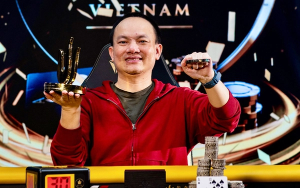 Hình ảnh doanh nhân Đào Minh Phú và chiếc cúp vô địch giả Poker