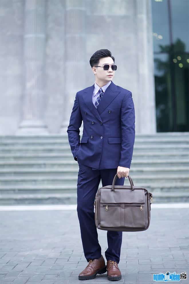 Image of MC Quang Cong elegant in a suit