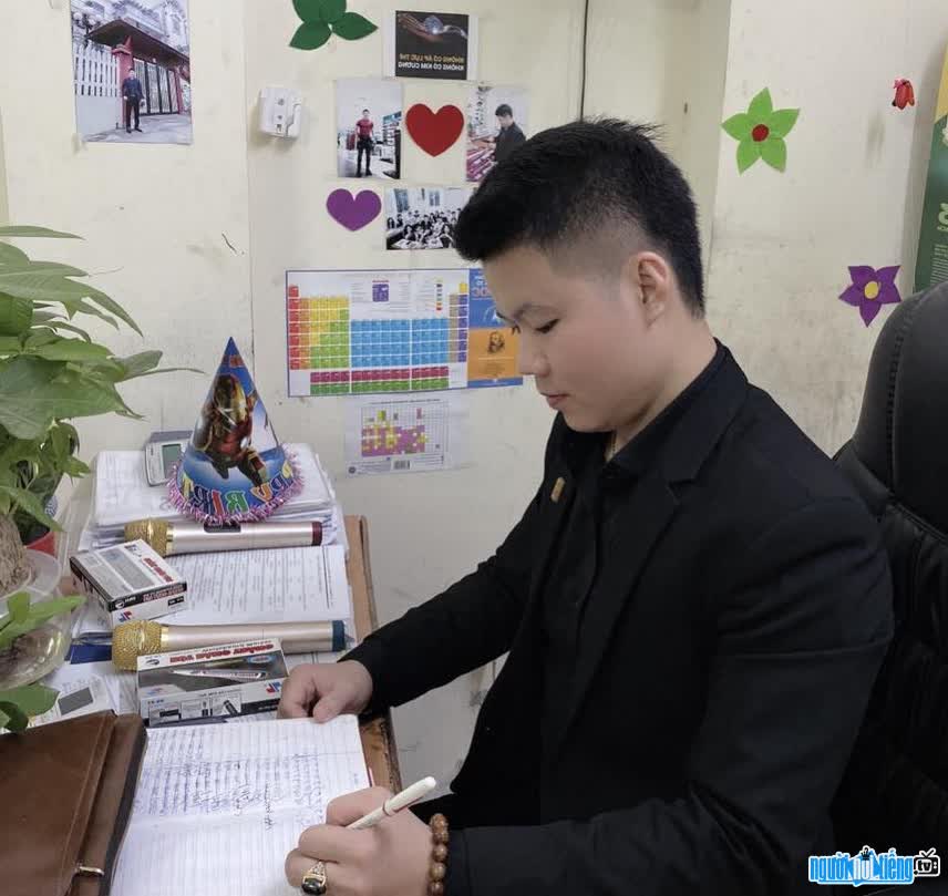 Teacher Nguyen Manh Hung founded Hshool Center