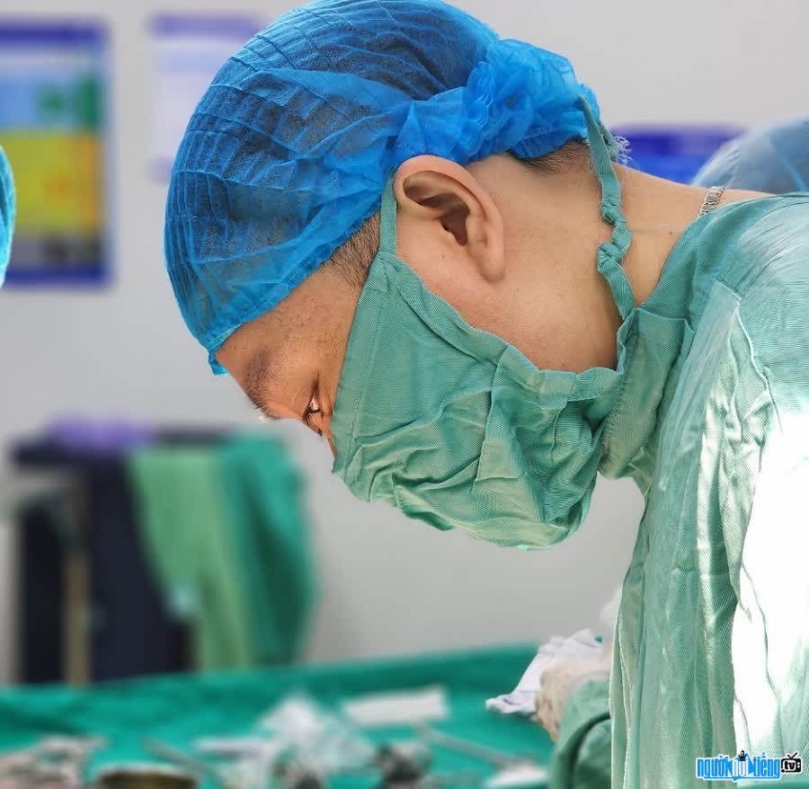 Doctor Nguyen Thanh Tuan in the operating room