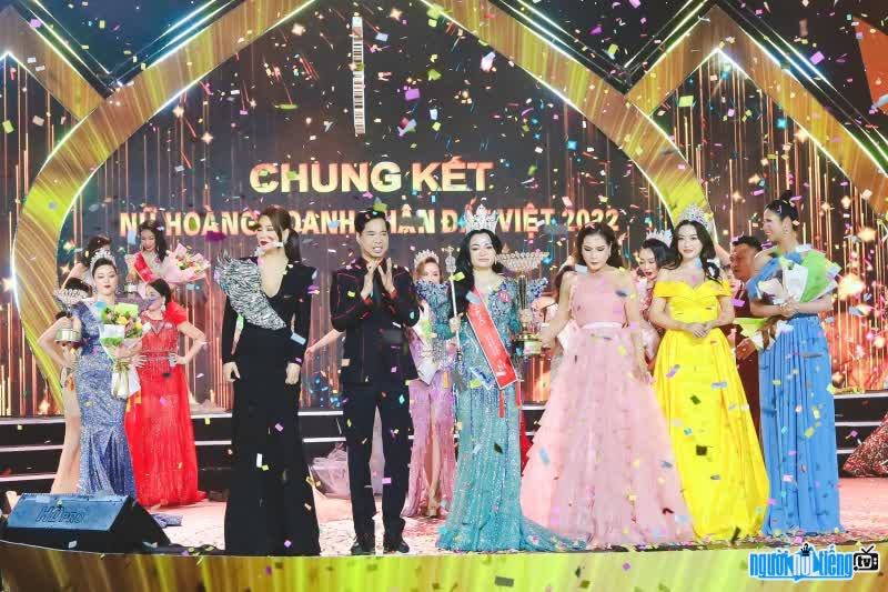  Image of CEO Nguyen Thi Thanh Thuy winning the title of Queen of the final night of the contest 