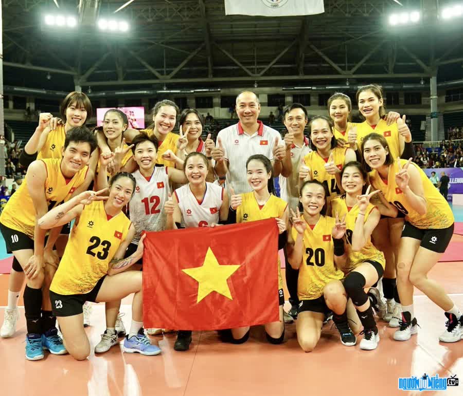 Image of Coach Nguyen Tuan Kiet with his team