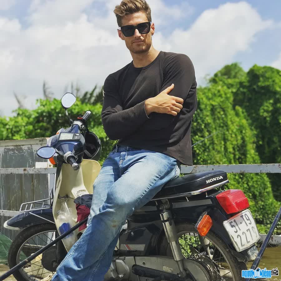 Youtuber Dustin Cheverier (Vietnam Meets Dustin) promotes Vietnam tourism