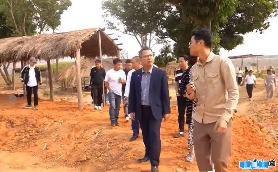 Youtuber Tien TuTi welcomed the Vietnamese Ambassador Extraordinary and Plenipotentiary in Angola