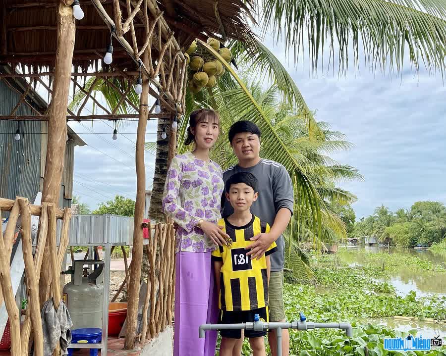 Happy family of TikToker Ngoc Banh