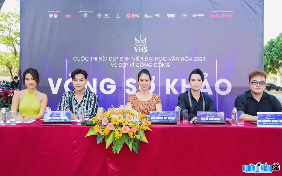  Image of Le Anh Minh as a judge of a beauty contest for students