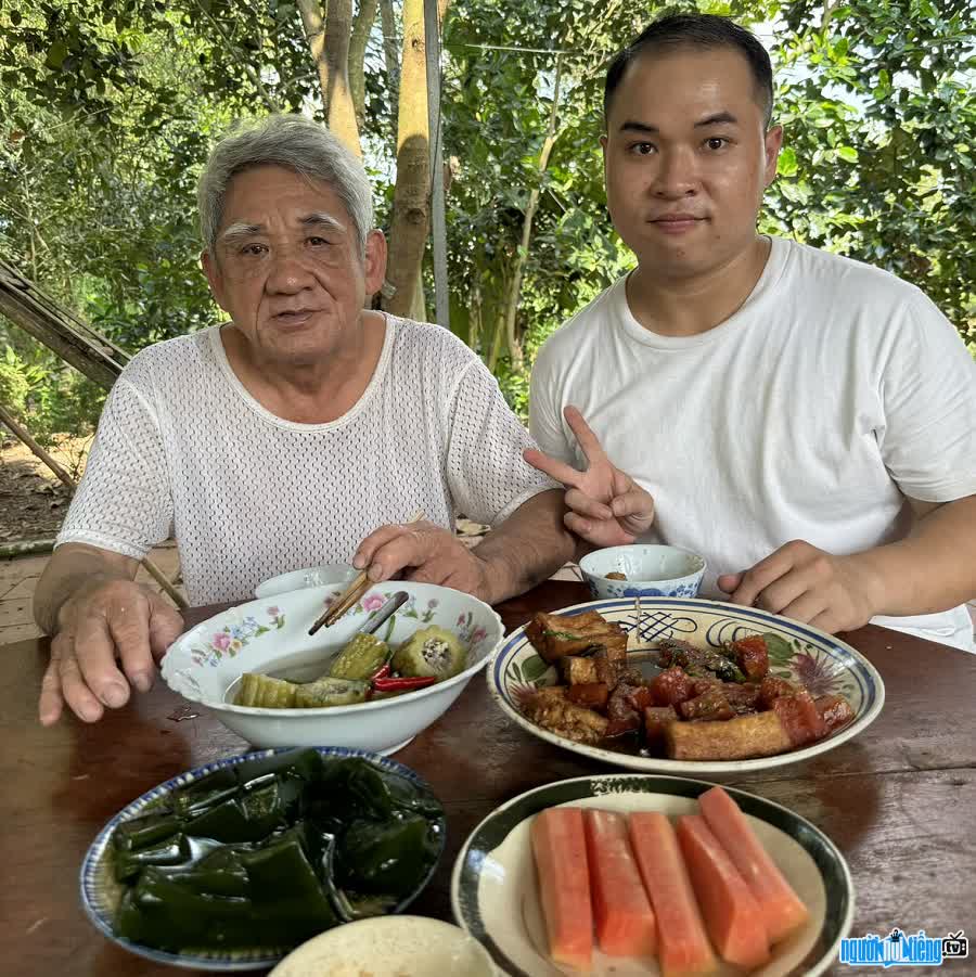 TikToker Duc Hoa and his father's frugal meal