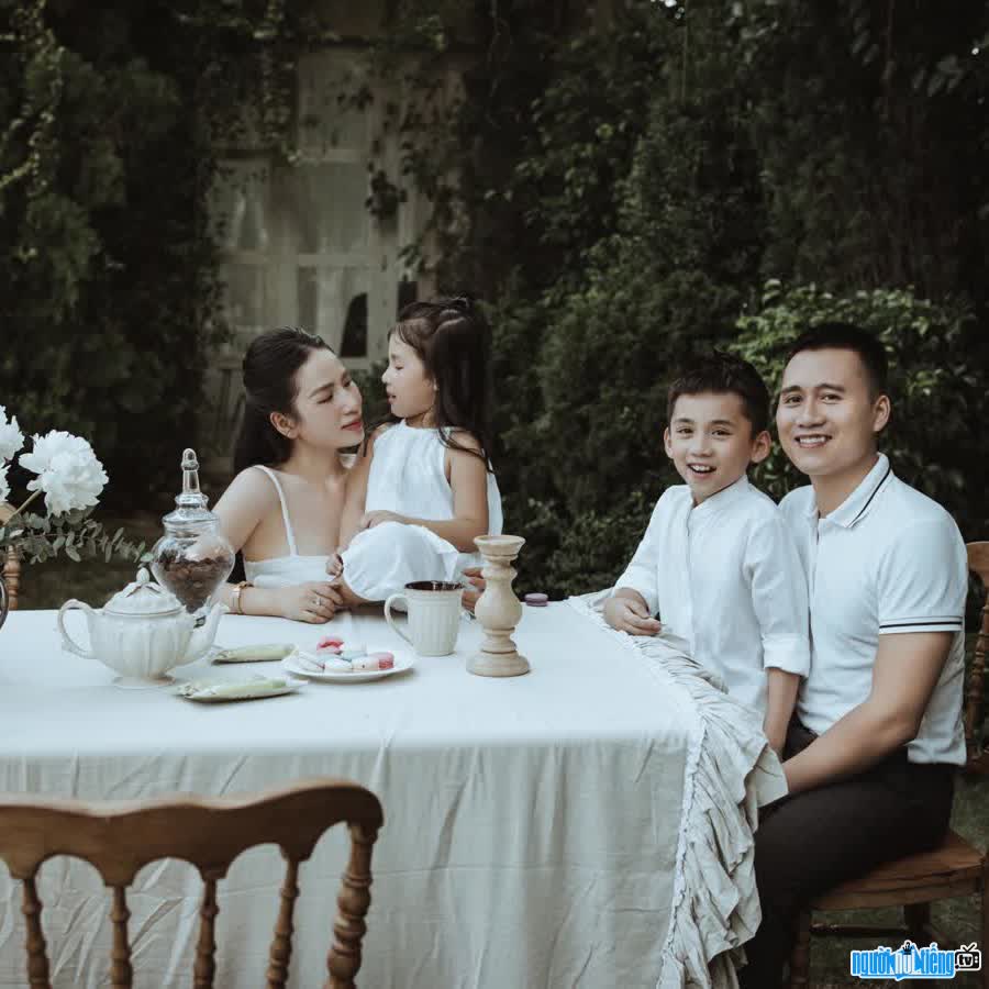 Hình ảnh Ngô Thị Minh Trang bên gia đình nhỏ của mình