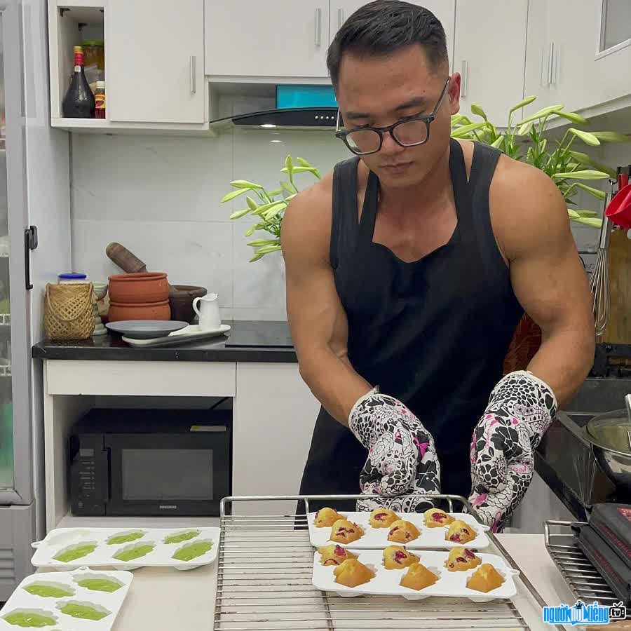 TikToker Tran Trung Hieu (Chef Hugo Hieu) is careful and Be meticulous when cooking