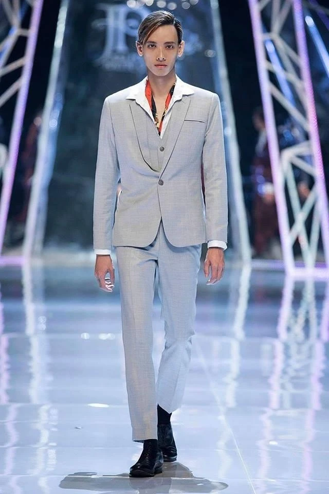  Image of model Nguyen Viet Dung on the catwalk