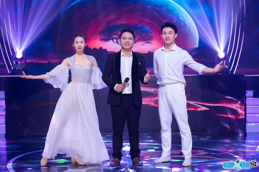 Singer Quoc Huy shines on stage