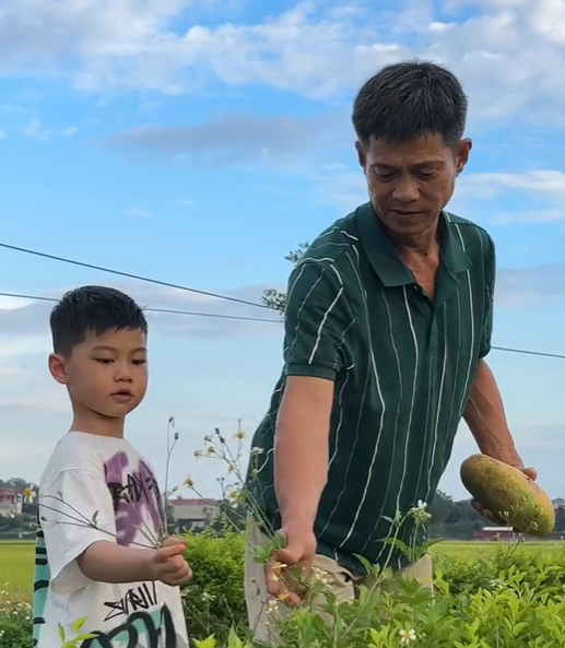 TikToker Minh Secretary Xom takes his grandchild out