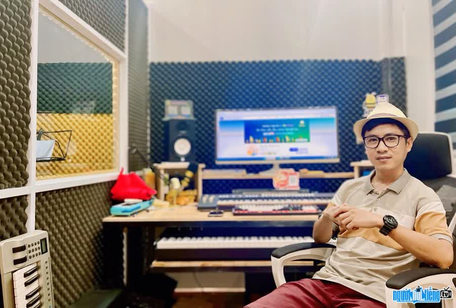 Musician Nguyen Thanh Loc opens a studio at home