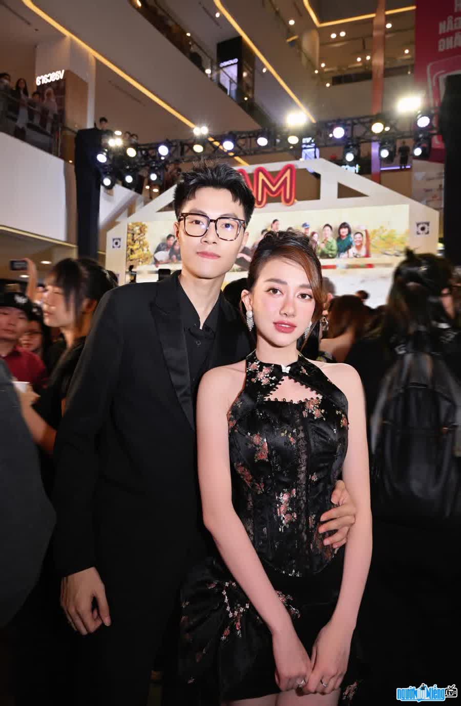  Image of Phan Dat always appearing with Phuong Lan in events