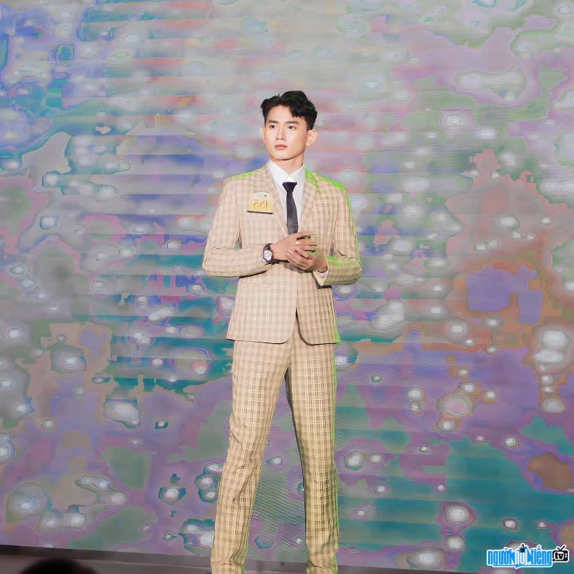  image of Nguyen Thanh Dat confident on stage