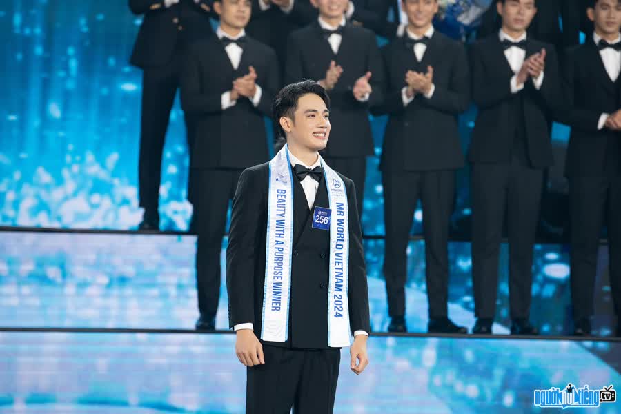  Image of Minh Toai with a bright smile in the final night