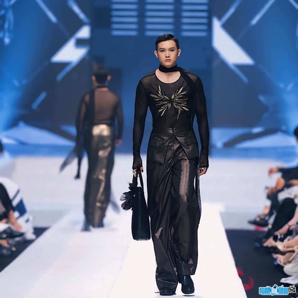 Hình ảnh Đinh Ta Bi trên sàn catwalk