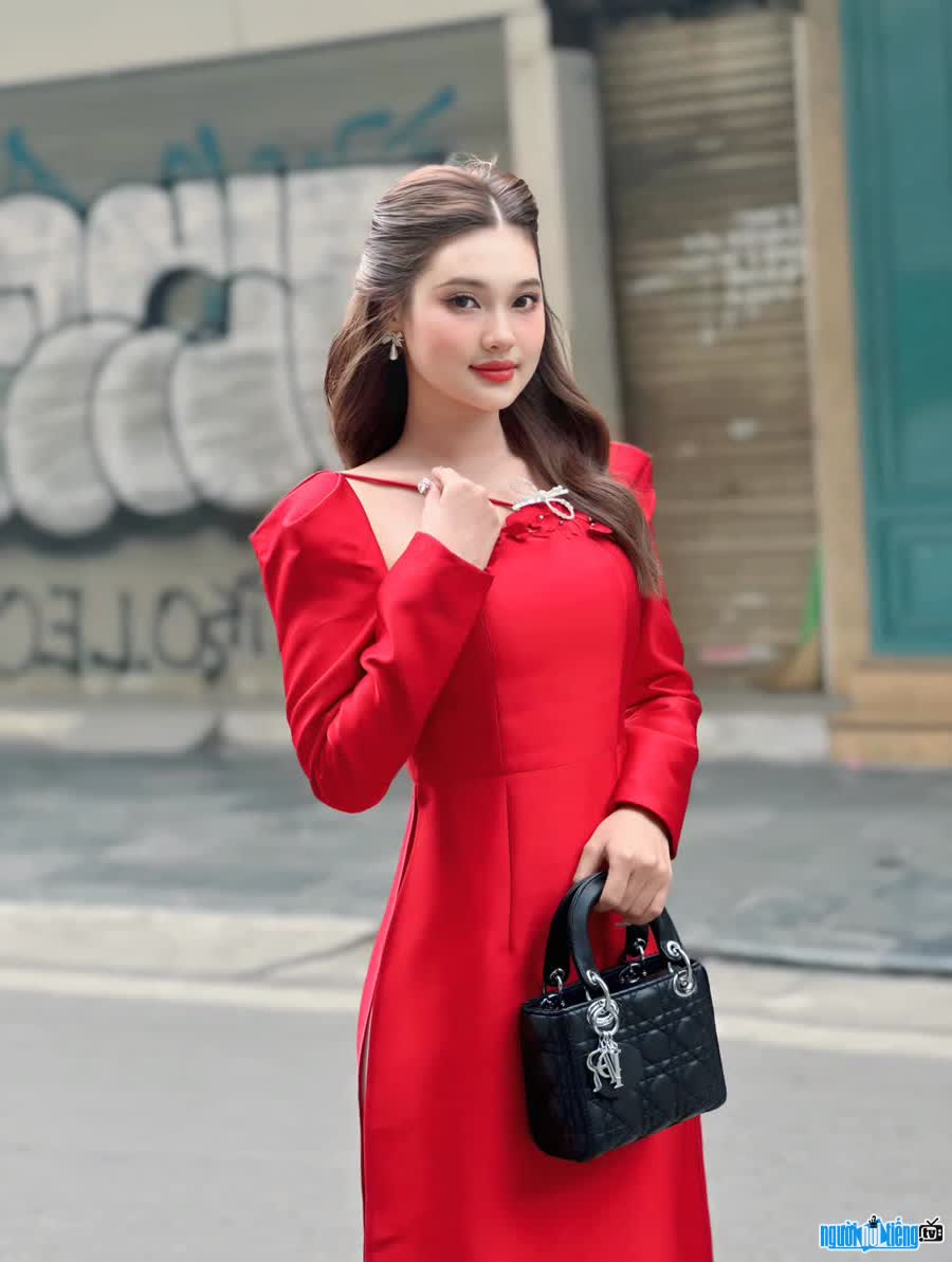 Beautiful pictures of Asian beauty Hanh Tam in ao dai