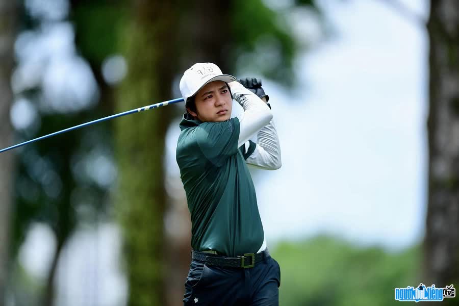 Architect Nguyen Viet Khim plays golf.