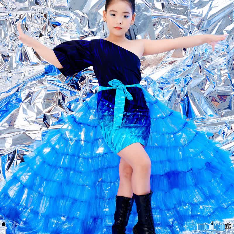 Image of child model Jenny Bao Ngoc confident on the catwalk