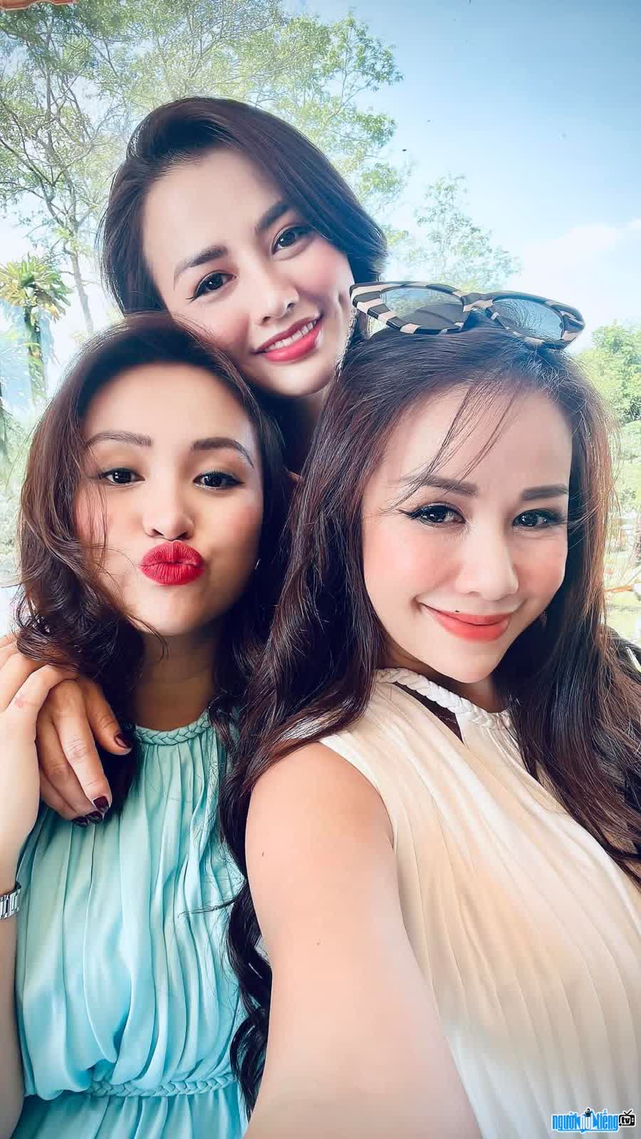 Image of Vivian Pham with close friends