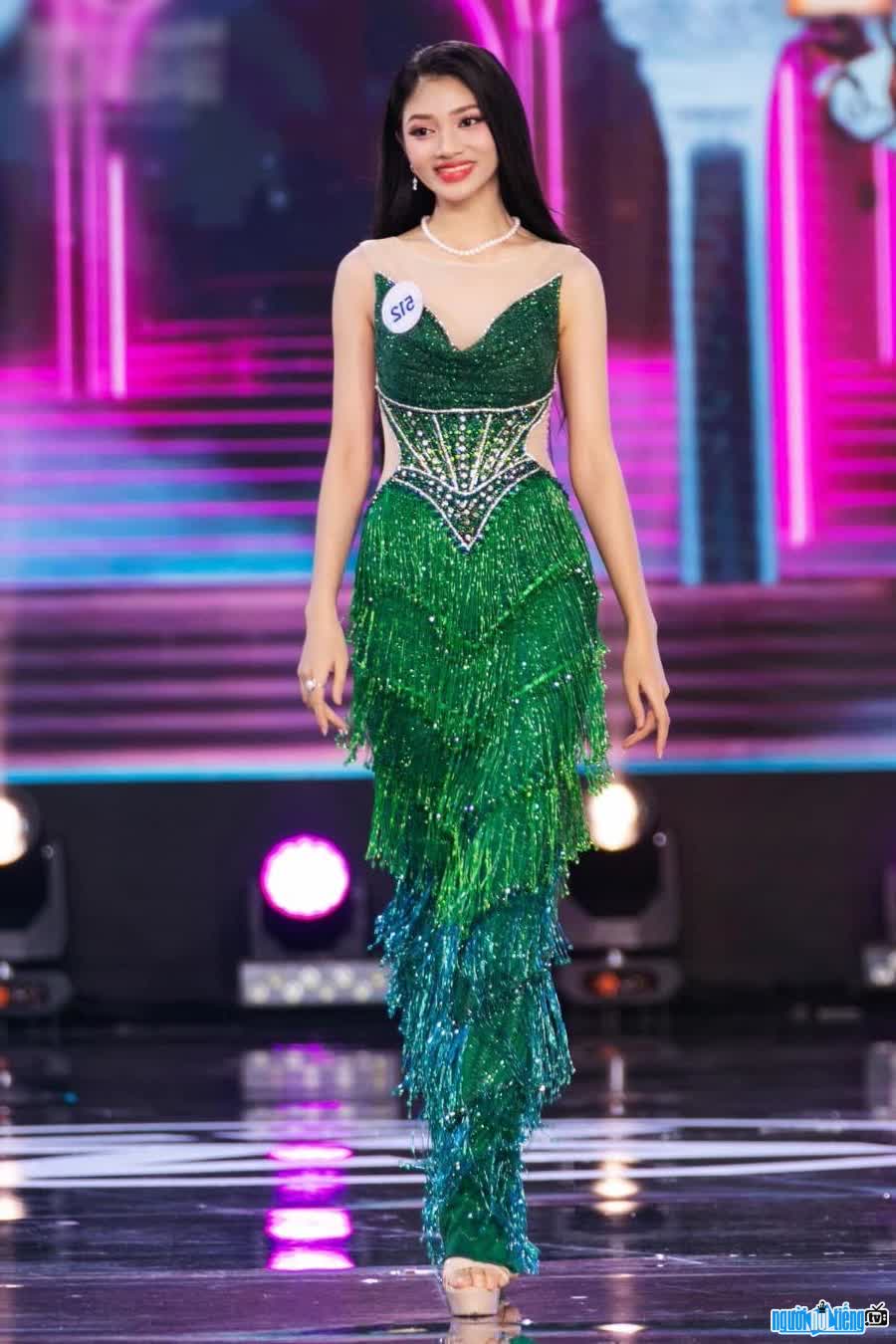 Image of runner-up Dao Thi Hien on the stage of a beauty contest