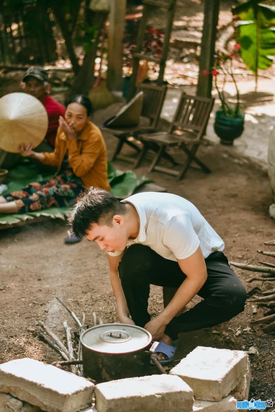 "The kitchen on the hillside" becomes a hobby and a relaxing space for Tai's family.