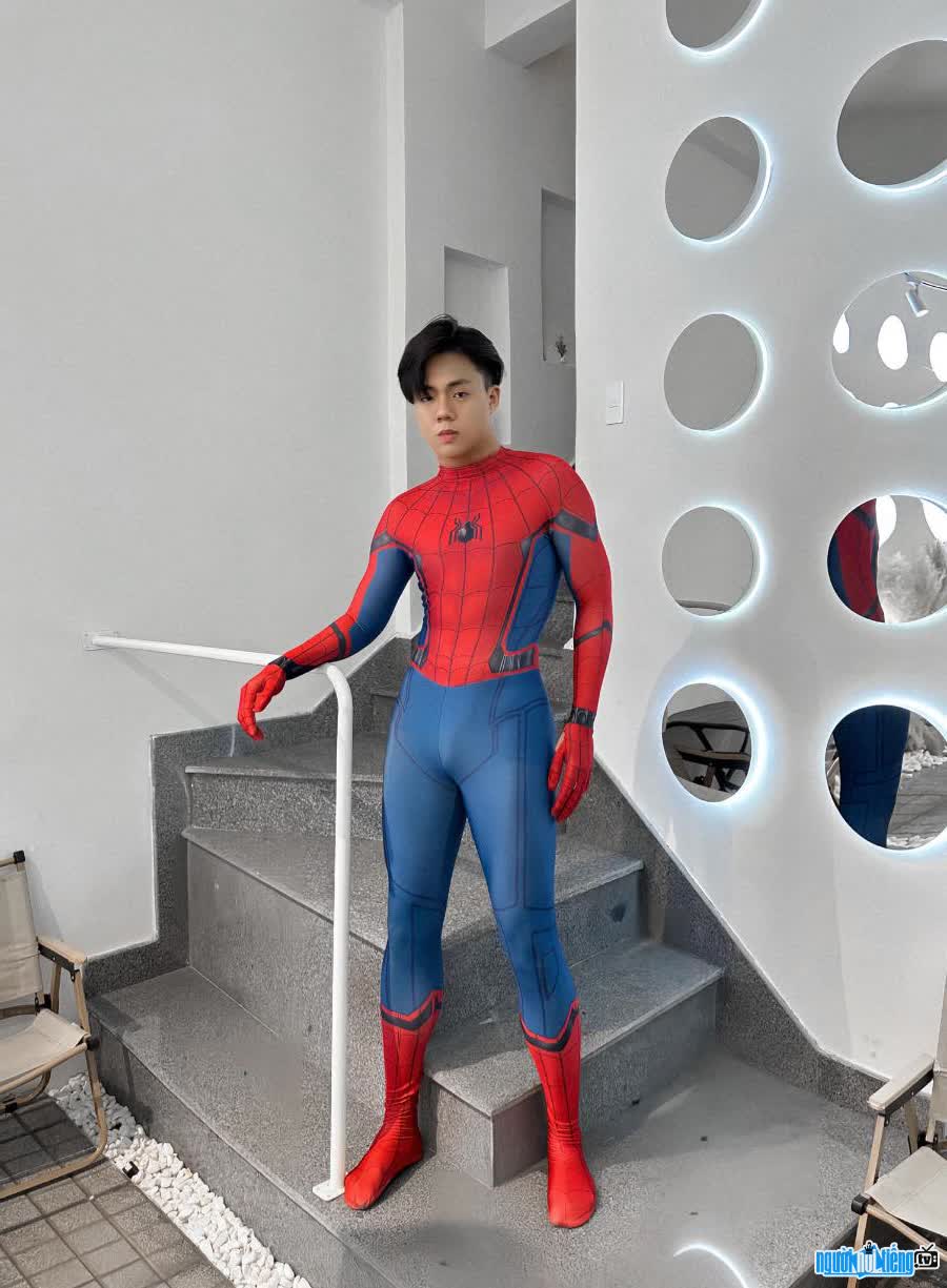 Hình ảnh Tiktoker Tường Hồng Phú hóa thân thành người nhện vô cùng điển trai