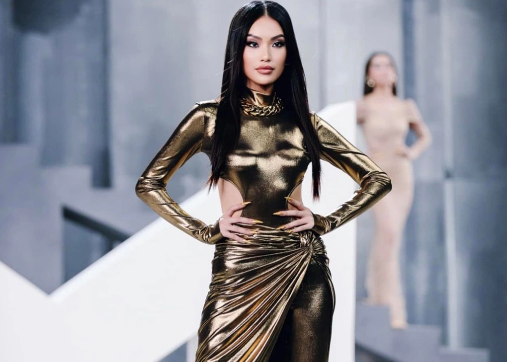 Image of model Lam Chau confident on the catwalk