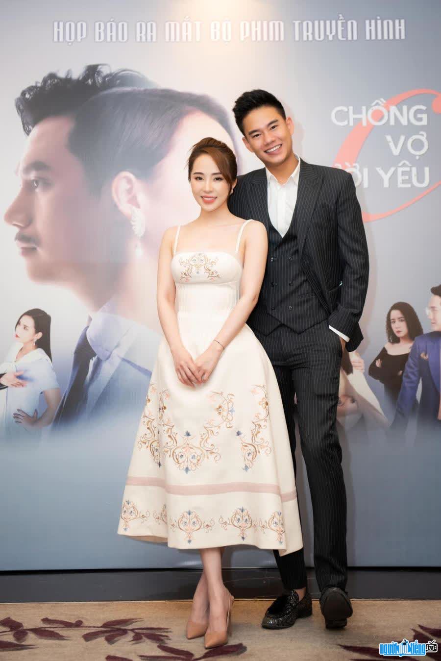 Hình ảnh diễn viên Ngô Minh Hoàng và bạn diễn Quỳnh Nga tại Họp báo ra mắt phim