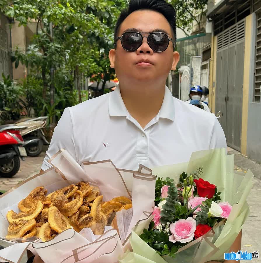TikToker Doan Minh Phuong sells pork rinds