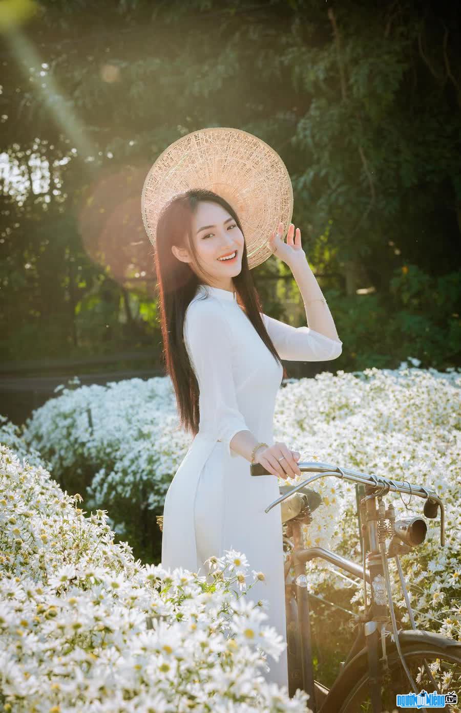 Hình ảnh Tiktoker Trangpeiu đẹp tinh khôi với áo dài